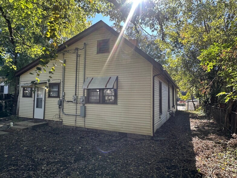 Building Photo - 218 Holmes St