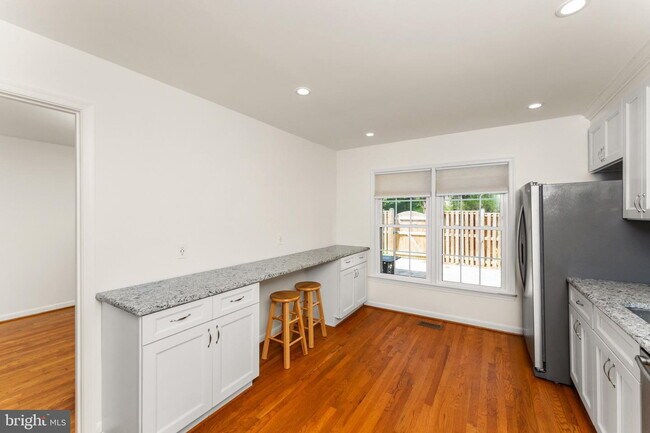 Building Photo - Spacious & Stylish North Shore Cluster Home Near Reston Town Center