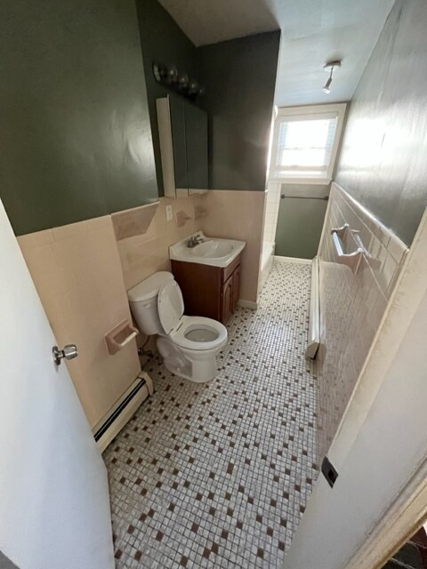 Building Photo - 388 Snell St