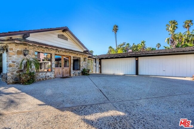 Building Photo - 829 Whittier Dr