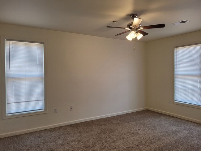 Building Photo - 670 Bassett Dr