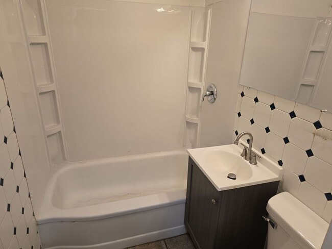 Building Photo - Freshly Updated 2 bedroom with Detached Garage - Winter Special