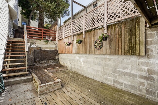 Building Photo - Gorgeous 4BR/2.5BA Nob Hill Home with Shar...