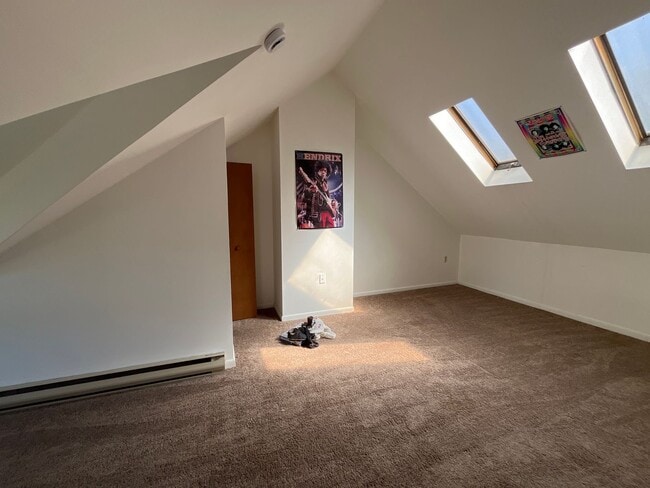 Building Photo - Spacious two-bedroom townhome in Stockerto...