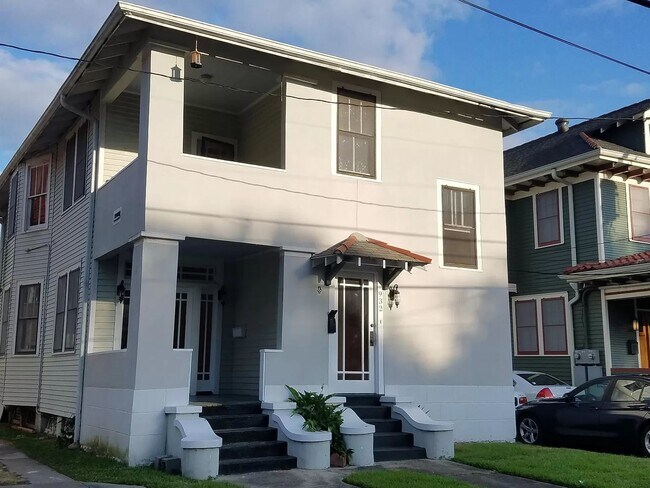Building Photo - Spacious apartment available