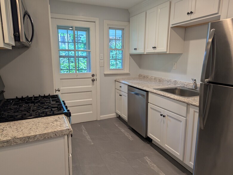 Kitchen - 208 Easterly Pky