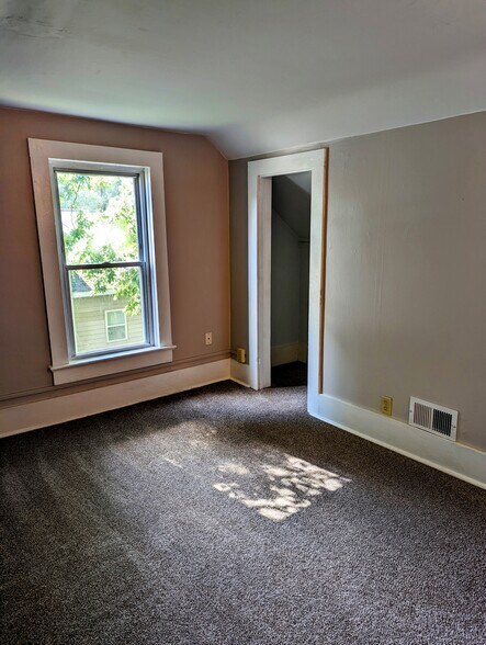 Upper Bedroom Closet - 2242 Dixon St
