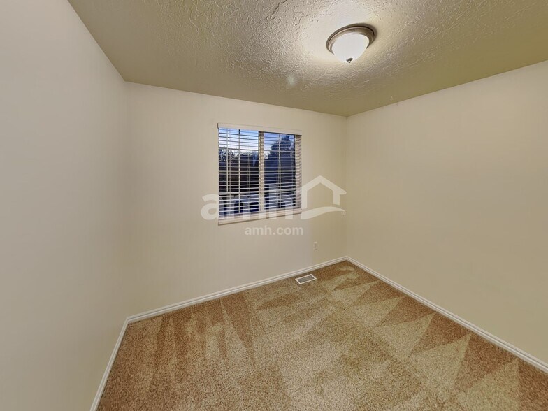 Building Photo - 1454 Fowler Ave