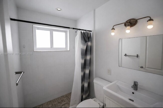 Building Photo - 552 NE 61st St