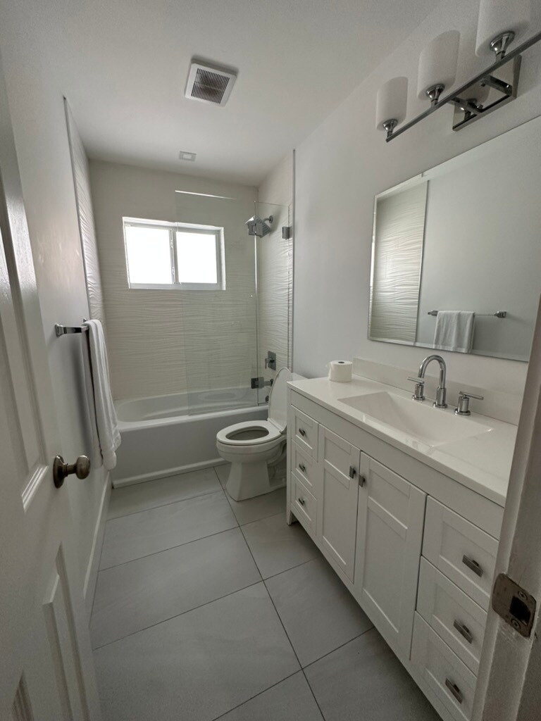 Building Photo - 1511 Robbia Ave