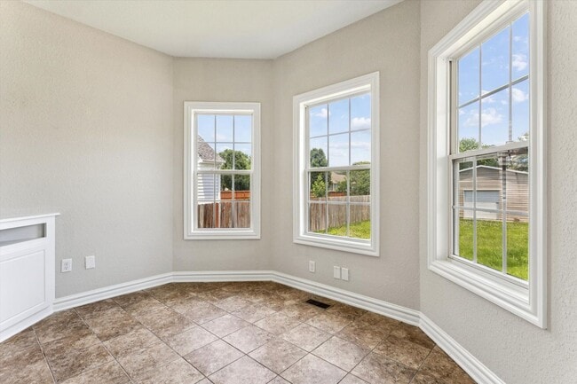 Building Photo - Renovated 5-bedroom 3.5-bathroom home loca...