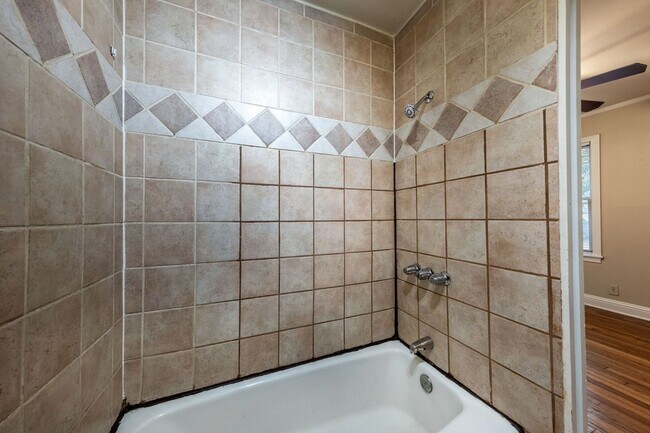 Building Photo - 909 E 38th St