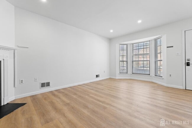 Building Photo - 195 Darwin Ln