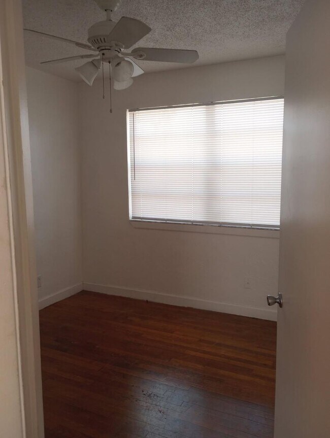 Building Photo - Spacious 3 bedroom 2 bath home with garage