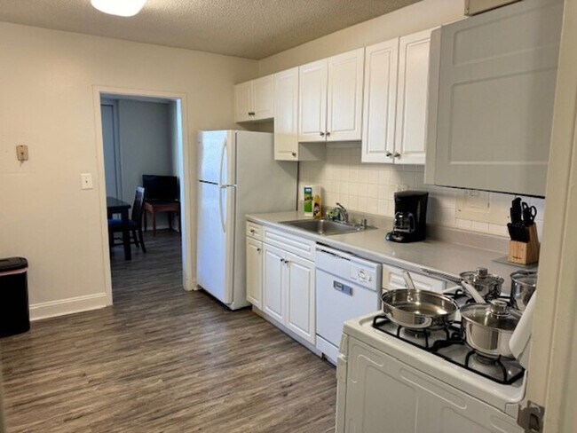 Building Photo - 2200a Crystal Dr