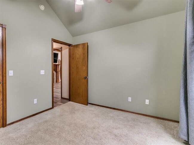 Building Photo - 1001 N Barn Hill Way