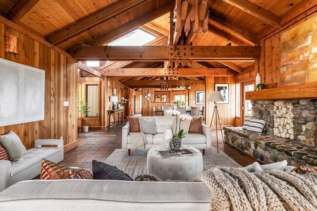 Building Photo - 1100 Bayhills Dr