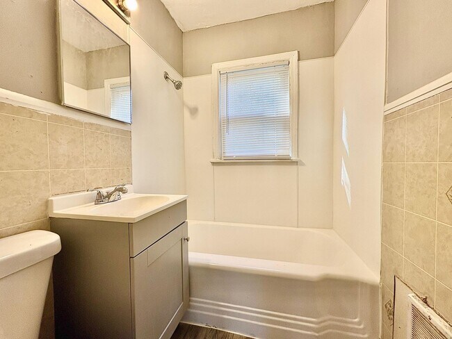 Building Photo - First full month of rent FREE!