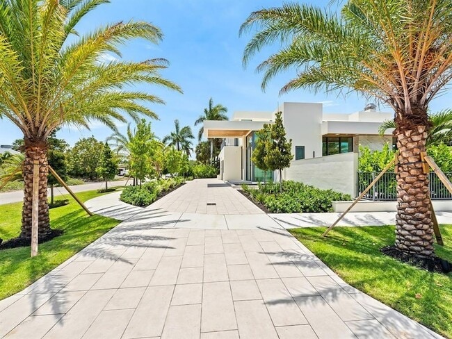 Building Photo - 2657 NE 34th St