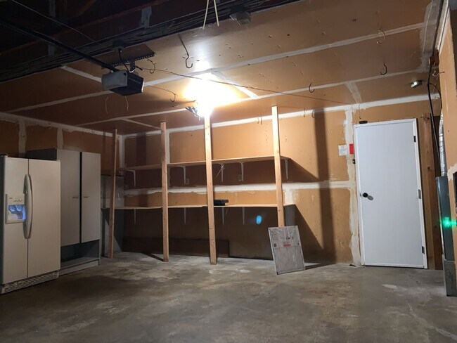 Building Photo - Spacious 3 Bed 2.5 bath Kent Split-Level home