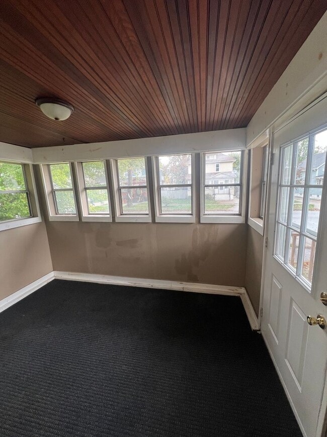 Building Photo - Spacious 2 Bedroom Southside Holland