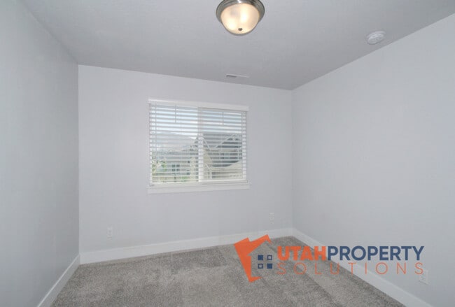 Building Photo - 1734 W Newcastle Ln