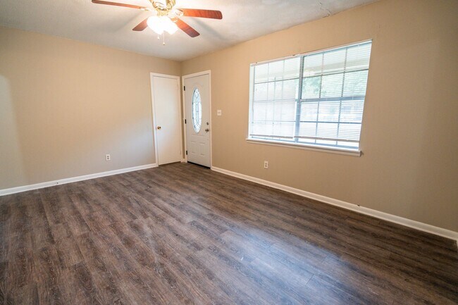Building Photo - Cute 3 bed 2 bath on the SE side of Tallahassee