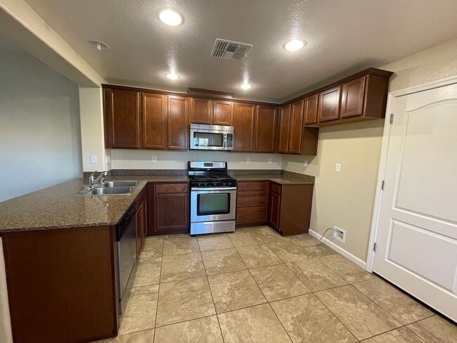 Building Photo - Beautifully Updated 3BD/2.5BA Townhouse in...