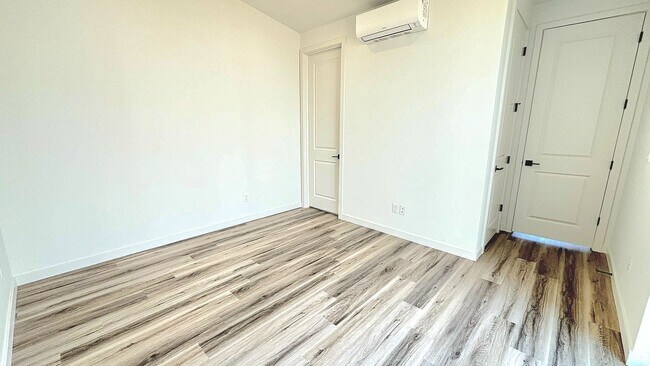 Building Photo - L0628