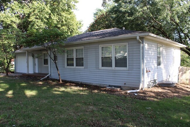 Building Photo - Spacious and beautiful 5 bedrooms and 2 full baths home located on E 47th St in Kansas City, MO