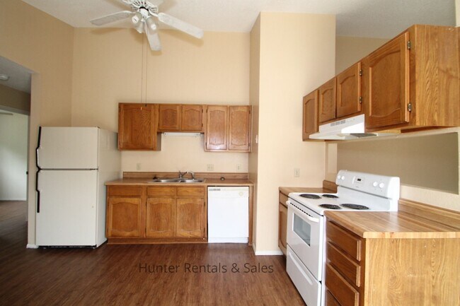 Building Photo - Dreamy Three-Bedroom - 1st month free with...