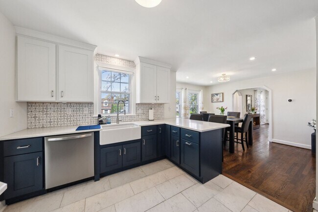 Building Photo - Spacious & Renovated Rental Home on Oversi...