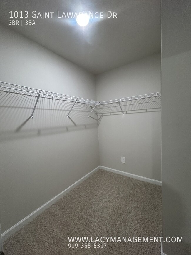 Building Photo - 1013 St Lawrence Dr