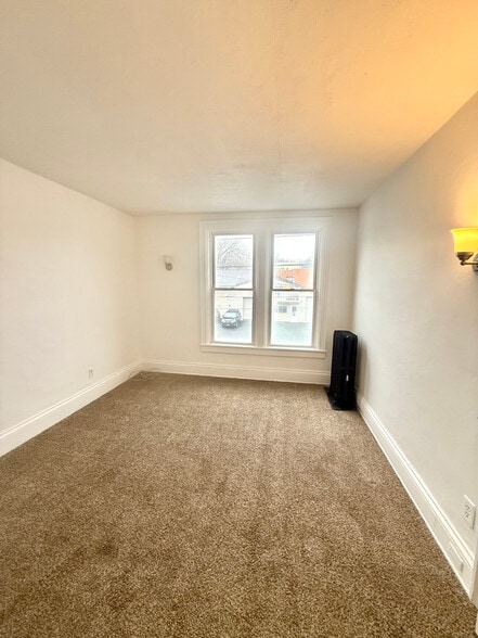 Building Photo - 194 Main St