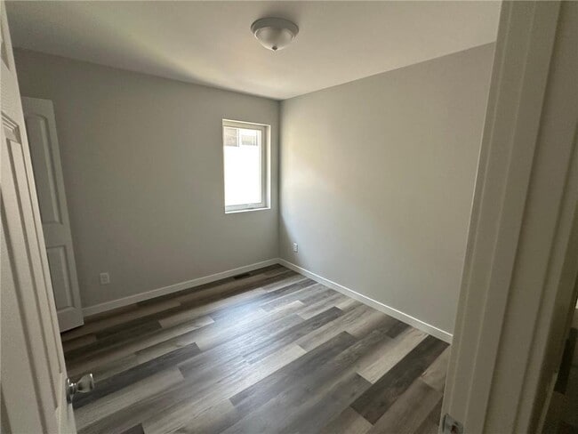 Building Photo - 466 Thomas Ave W