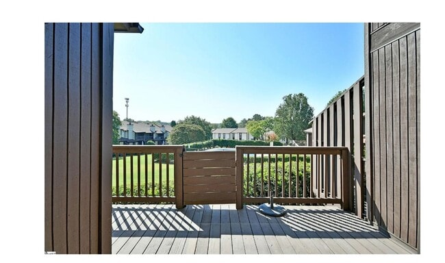 Building Photo - Charming 2-bedroom, 2.5-bathroom townhouse...