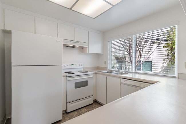 Building Photo - 2 bedroom, 2 bath townhome in the Northpoint HOA!