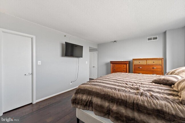 Building Photo - 3713 S George Mason Dr