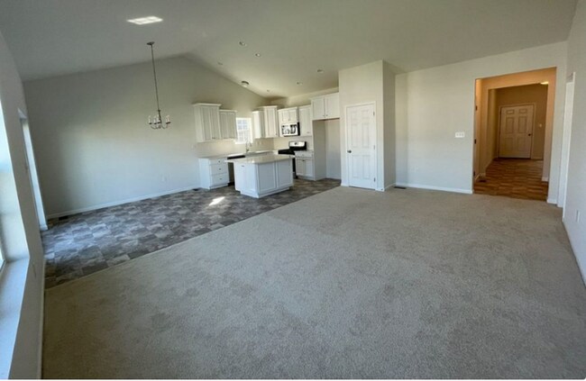 Building Photo - Stunning 4 bedroom 2.5 Bathroom Home in Ma...