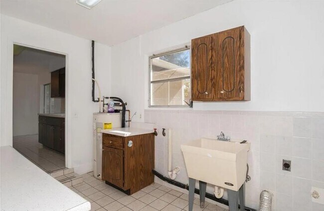 Building Photo - 209 S Lee St