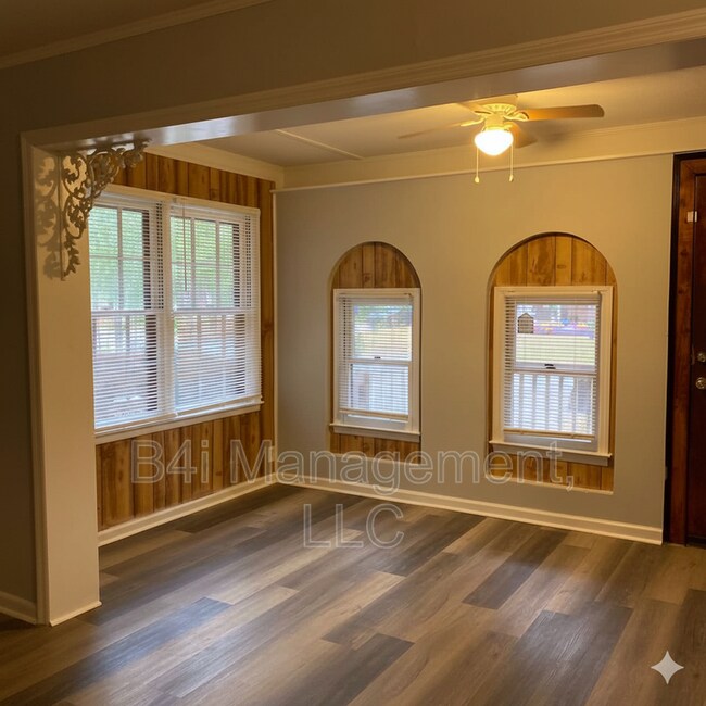 Building Photo - 2528 Burbank Pl