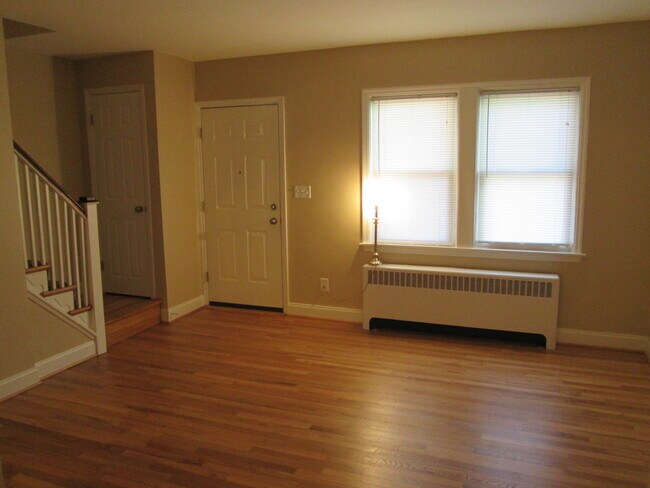 Building Photo - Updated 3 BR Townhome - North Hampden!