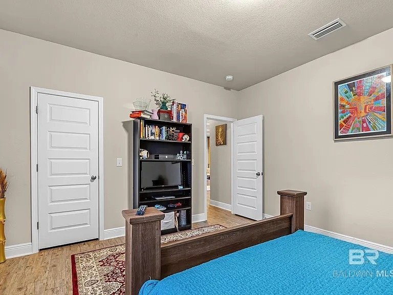 Building Photo - 335 Thornhill Cir