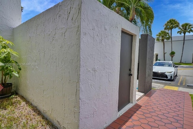 Building Photo - 9177 Fontainebleau Blvd