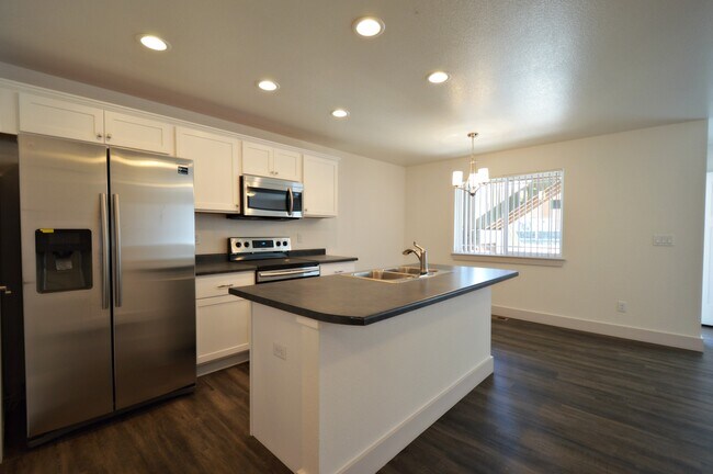 Building Photo - 100 Parkview Ct