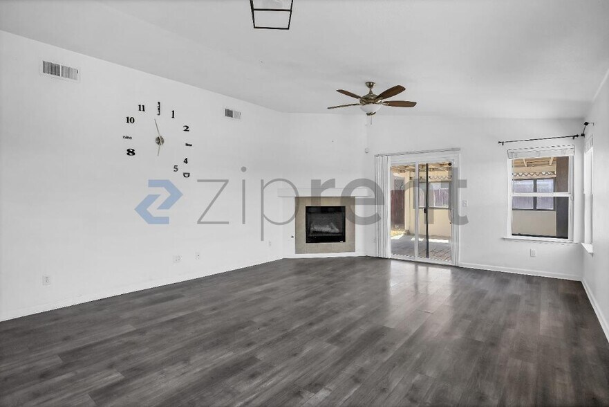 Building Photo - Unit
