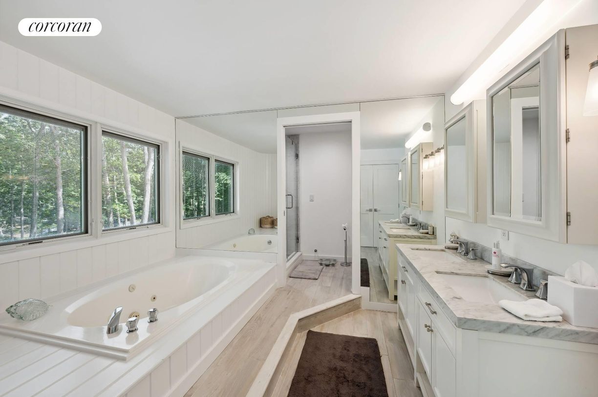 Building Photo - 45 Peconic Hills Dr