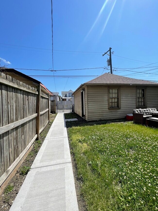 Building Photo - 5133 W Wrightwood Ave