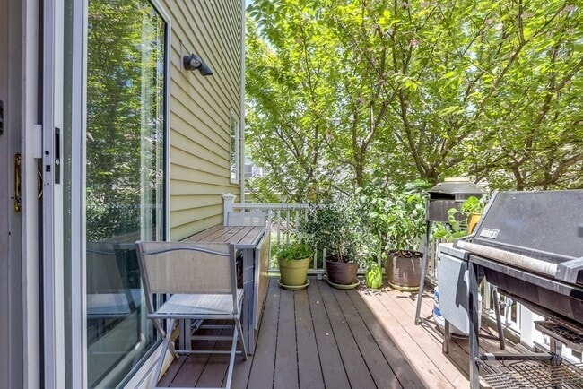 Building Photo - 154 W 3rd St