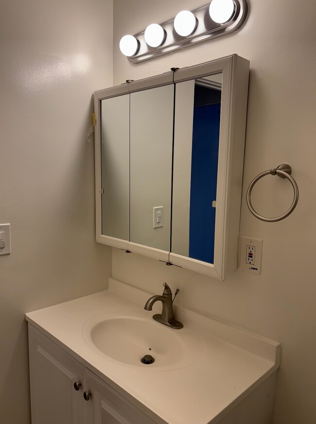 Bathroom - 550 N Serrano Ave